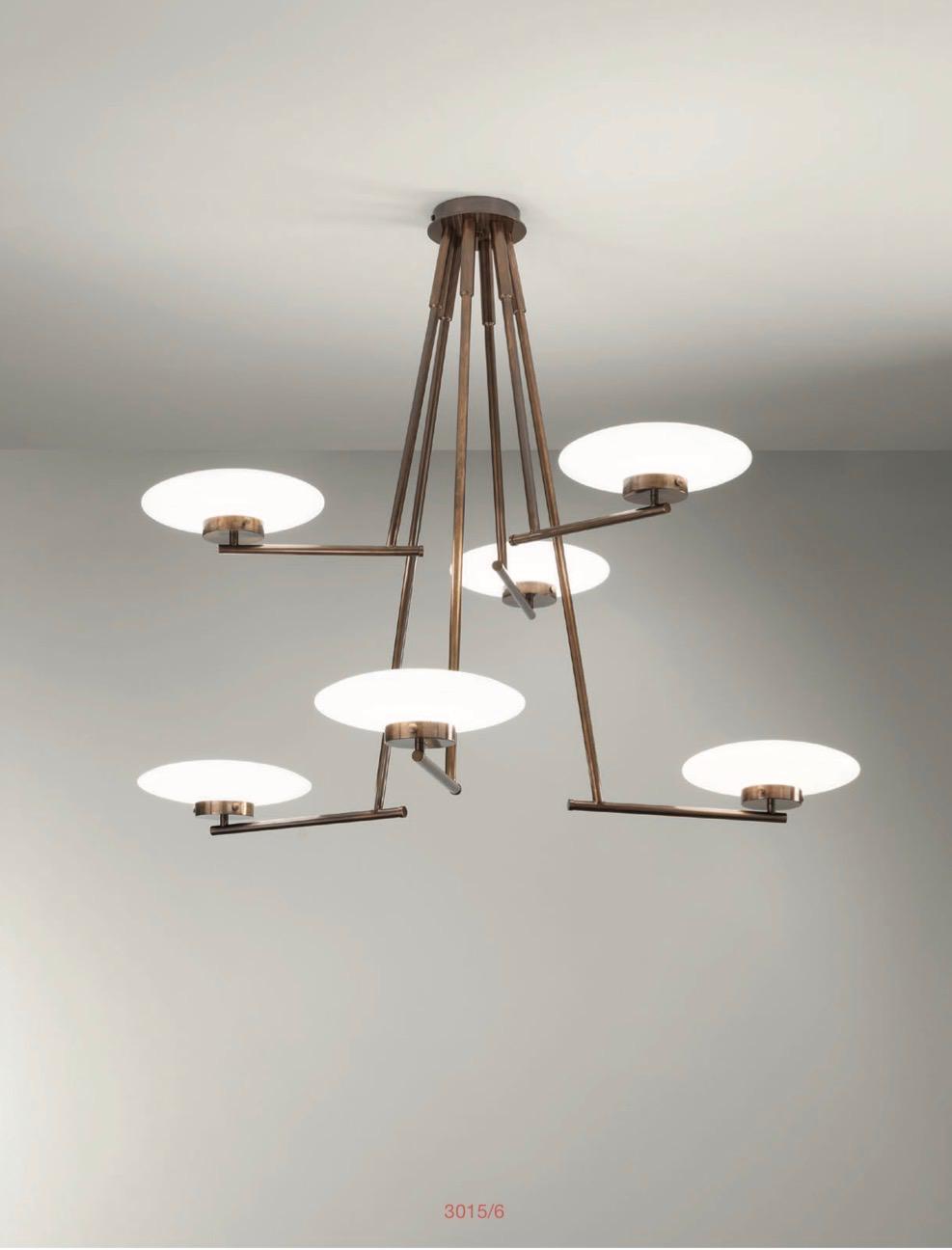 LAMPADARIO IN OTTONE BRUNITO VECCHIO CON VETRI BIANCCHI