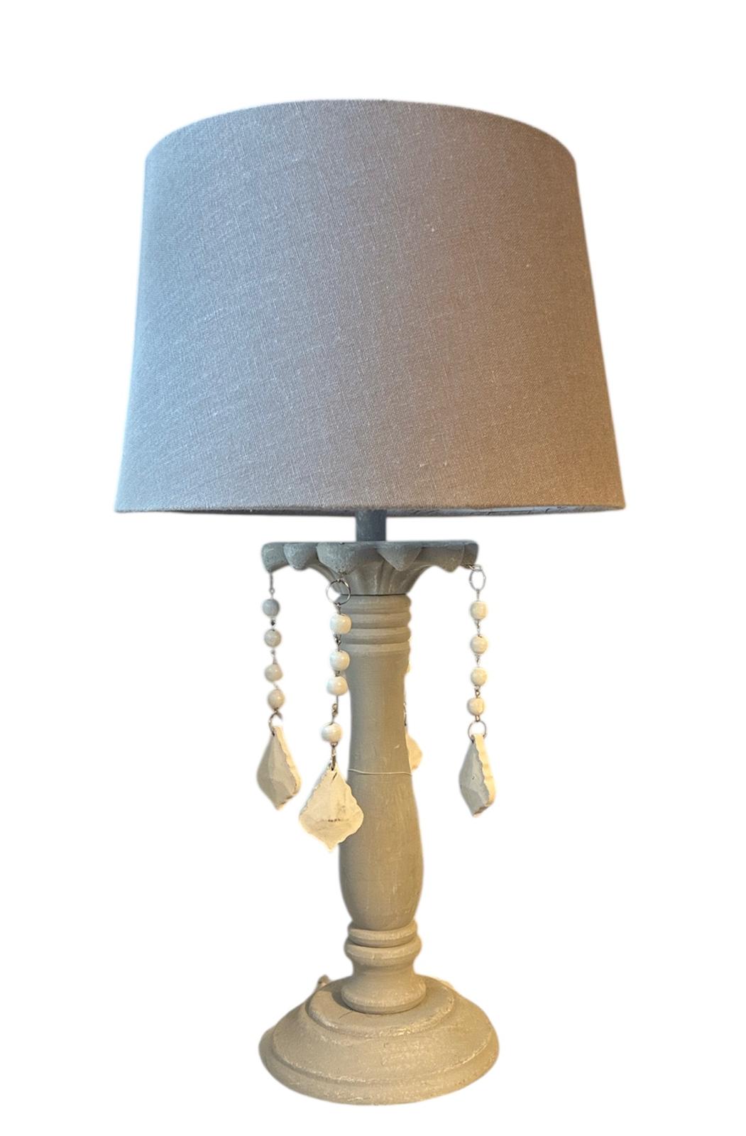 Lampada da tavolo shabby chic con pendenti decorativi